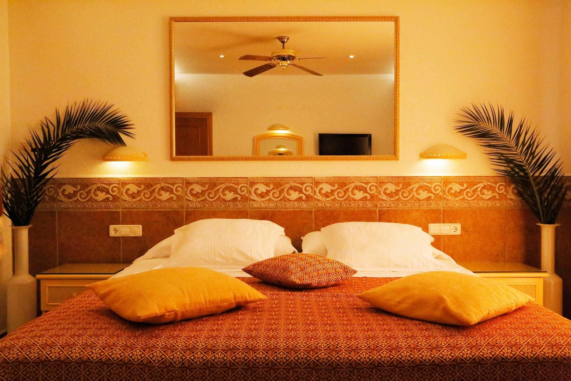 Hotel Vistabella Roses Bagian luar foto